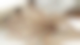 Modèle pénétré par deux mecs