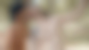 Un gars en manque dans la forêt