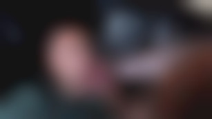 Deux mecs se caressent