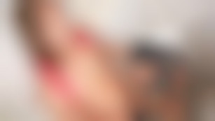 Jeune gars en rut dans les toilettes