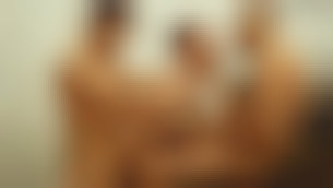 Tringlé par deux voyous