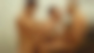 Tringlé par deux voyous